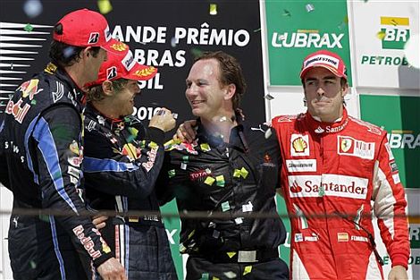 Fernando Alonso, en el podio de Interlagos, junto a Webber, Vettel y Horner. | Ap