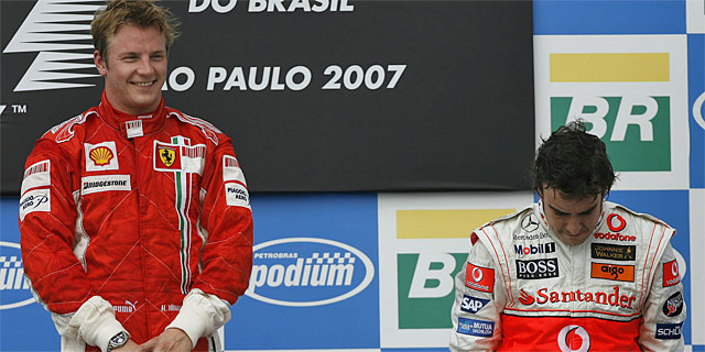 Fernando Alonso, junto a Kimi Raikkonen (izda), en el podio de Interlagos 2007. | Efe