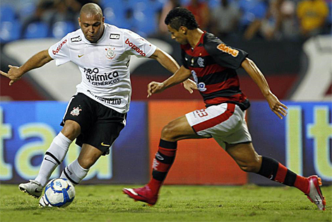 Ronaldo intenta superar a un rival en del Flamengo. | Reuters