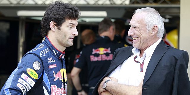 Mateschitz charla con Mark Webber antes de la carrera de Abu Dhabi. | Reuters