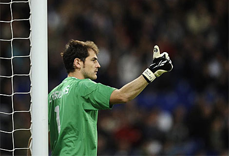 Iker Casillas da instrucciones bajo palos. | Afp