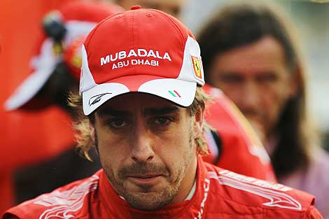 Fernando Alonso, en tensión antes de empezar la carrera. | Getty Images