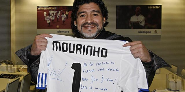 Maradona posa con la camiseta de recuerdo de Mourinho. (Foto: Getty)