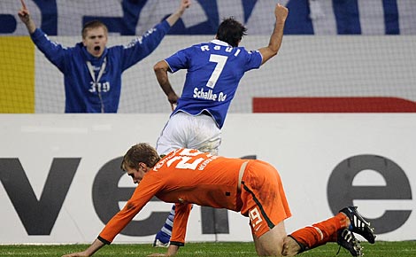 Ral celebra su tercer gol con Mertesacker en el suelo. (Foto: Ap)