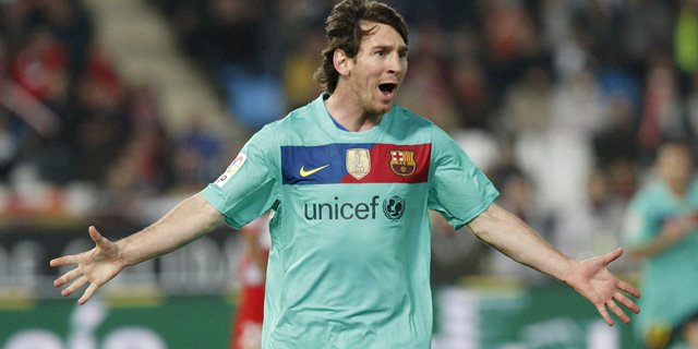 Leo Messi celebra el primero de los tres tantos conseguidos en Almera. Foto: Efe