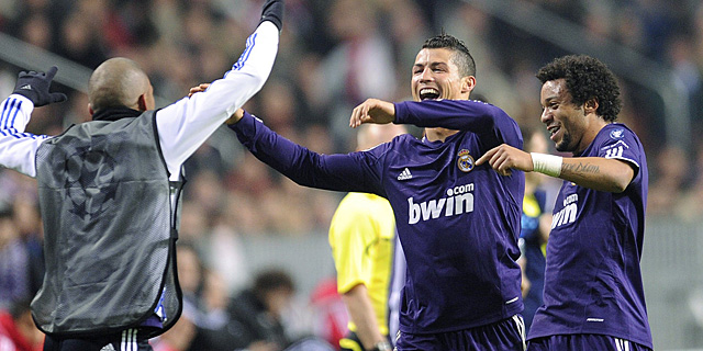 Cristiano y Marcelo celebran un gol con Pepe en el banquillo. | Reuters