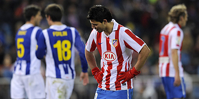 Agero, cabizbajo tras uno de los goles del Espanyol. (Foto: AFP)