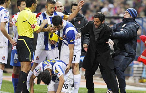 Quique, en la trifulca con Luis García, al final del partido ante el Espanyol. (Foto: Ap)