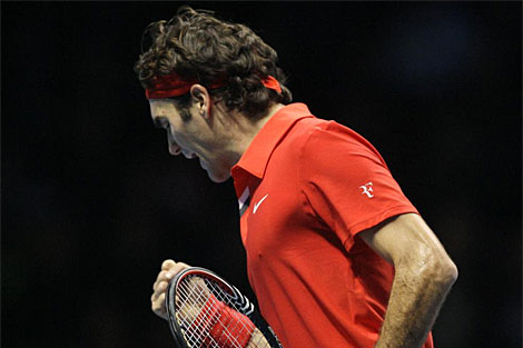 Roger Federer celebra un punto conquistado ante Djokovic. (AFP)