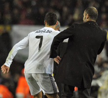 Ronaldo, tras empujar a Guardiola. | Afp