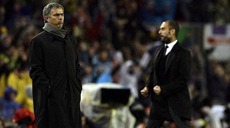 Jos Mourinho (izq.) y Pep Guardiola, durante el partido. | Reuters