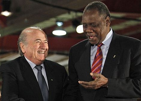 Joseph Blatter, presidente de la FIFA, junto a Issa Hayatou. | Afp