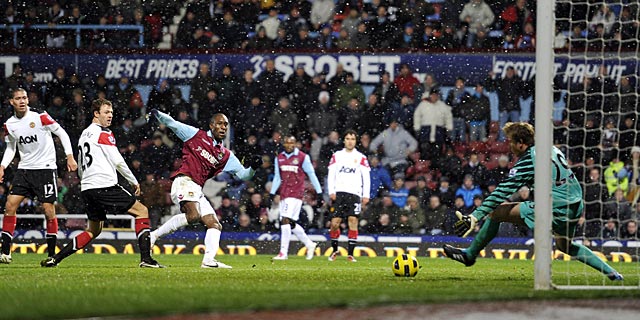 Cole anota el cuarto gol del West Ham, el segundo de su cuenta. (Foto: Afp)
