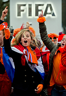 Aficionados holandeses apoyan su candiatura. (Efe)