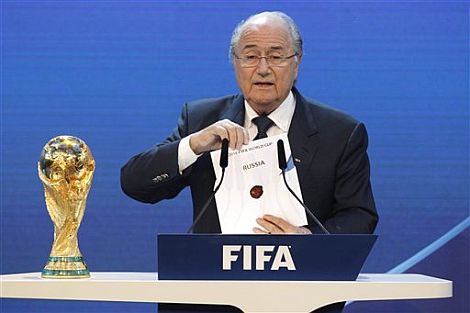 Blatter muestra el sobre con la eleccin de Rusia. | Ap