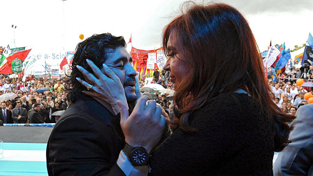 Maradona, junto a la presidenta argentina Cristina Kirchner. (AFP)