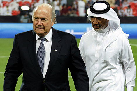 Blatter (izq.), en el Mundial de Clubes de Abu Dhabi. | Foto: AFP