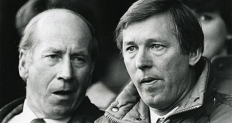 Ferguson (d), con Bobby Charlton.