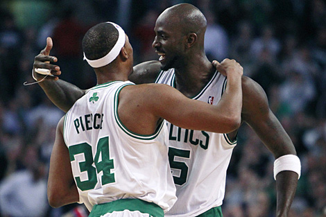 Paul Pierce y Kevin Garnett celebran la victoria de Boston. | Foto: AP