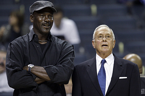 Larry Brown (der.), junto a Jordan en el ltimo partido de su equipo. | AP