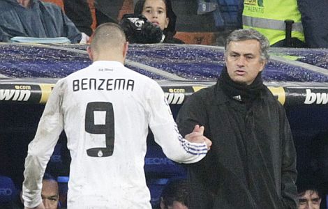 Jose Mourinho felicita a Karim Benzema. | Efe