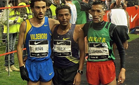 Espaa, Tadese y Lamdassem, al trmino de la carrera. (Foto: EL MUNDO)