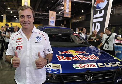 Carlos Sainz, durante la verificación técnica previa a la disputa del Rally Dakar. | Ap