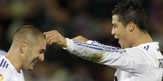 Cristiano Ronaldo festeja con Benzema una de sus dos goles ante el Getafe. (Foto: Ap)