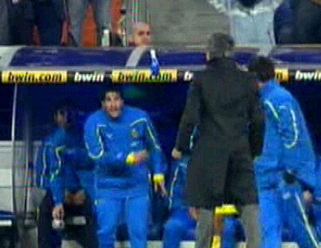 La imagen en la que Cani le lanza la botella de agua vaca a Mourinho.