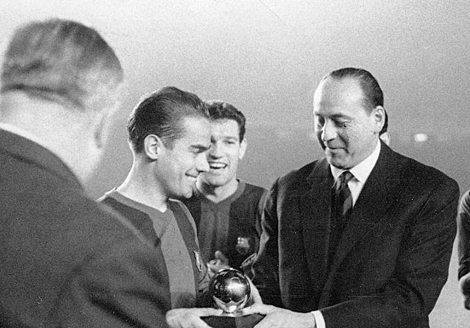 Luis Surez, en el momento de recibir el Baln de Oro de 1960. | Efe
