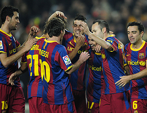 Los jugadores del Barcelona celebran uno de los goles ante el Mlaga. (Foto: AP)