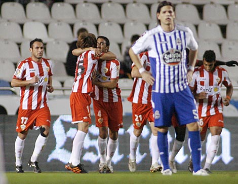 Juanma Ortiz celebra con Goitom su gol contra el Deportivo. Foto: Reuters