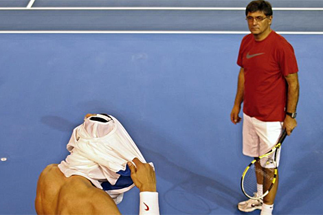Toni Nadal, en Melbourne, durante un entrenamiento con su sobrino. | Reuters