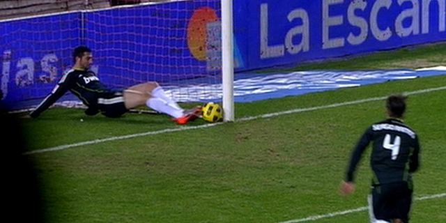 Momento en que Albiol saca la pelota justo en la lnea de gol. (Imagen: Canal +)