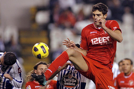 Fazio salta entre una nube de jugadores, durante el partido. (AFP)