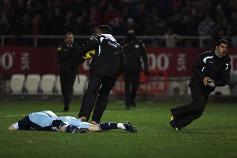 Casillas queda tendido tras sufrir el impacto de una botella en el Pizjun. Foto: Reuters