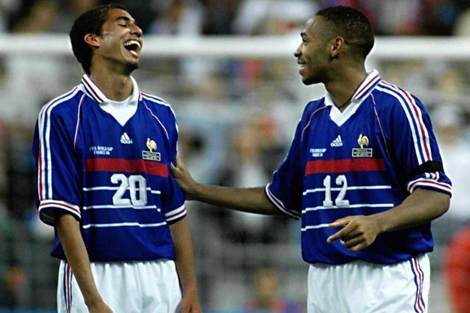 Trezeguet bromea con Henry durante un partido del Mundial de Francia 1998. Foto: Afp