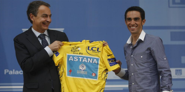 Zapatero, junto a Contador en la Moncloa tras la conquista de su tercer Tour. | Foto: Diego Sinova