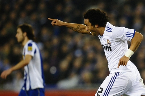 Marcelo celebra con el banquillo el gol del triunfo. (Foto: Ap)