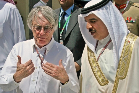 Ecclestone, con el rey de Bahrein, en una imagen de 2005. (Foto: Reuters)