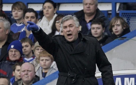 Carlo Ancelotti, en la banda, durante un partido del Chelsea. (EFE)