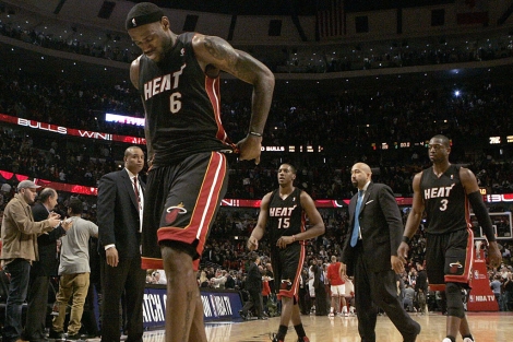 LeBron James y sus compaeros, cariacontecidos tras la derrota. | Foto: Reuters