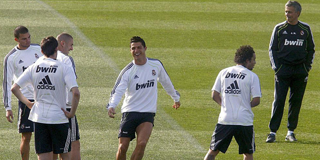 Mourinho, en el entrenamiento junto a sus jugadores. (EFE)