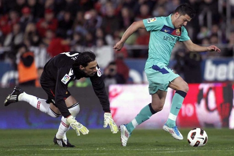 Villa marca su gol tras superar al portero. (AP)