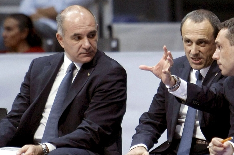 Emanuele Molin, junto a Ettore Messina, en un encuentro de la ACB. | Efe