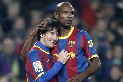 Abidal celebra un gol con Messi. | Reuters