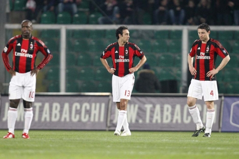 Los jugadores del Milan, cabizbajos tras recibir el gol. Foto: AP