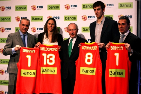 Jos Luis Sez, Amaya Valdemoro, Rodrigo Rato, Vctor Claver y Sergio Scariolo, en la presentacin del nuevo patrocinio de la seleccin de baloncesto.