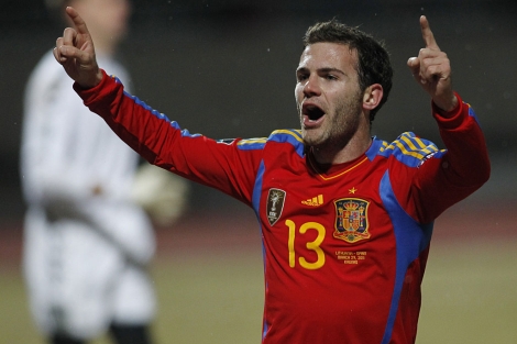 Juan Mata celebra su gol ante Lituania. | Foto: AP