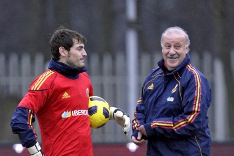 Del Bosque y Casillas, en un entrenamiento en Lituania (Foto: Reuters).
